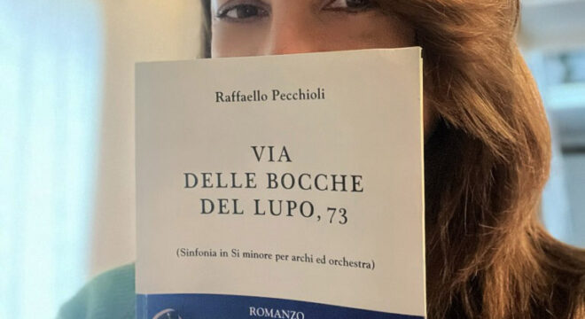 La figlia Sara Pecchioli mostra il Romanzzo del padre, Raffaello Pecchioli