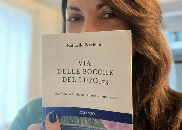 La figlia Sara Pecchioli mostra il Romanzzo del padre, Raffaello Pecchioli